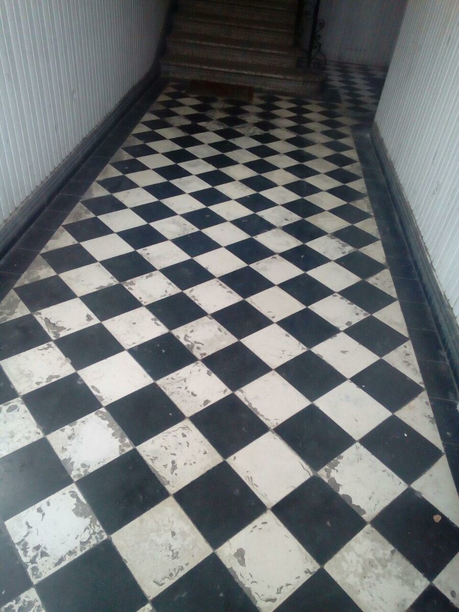 Плитка шахматная на полу