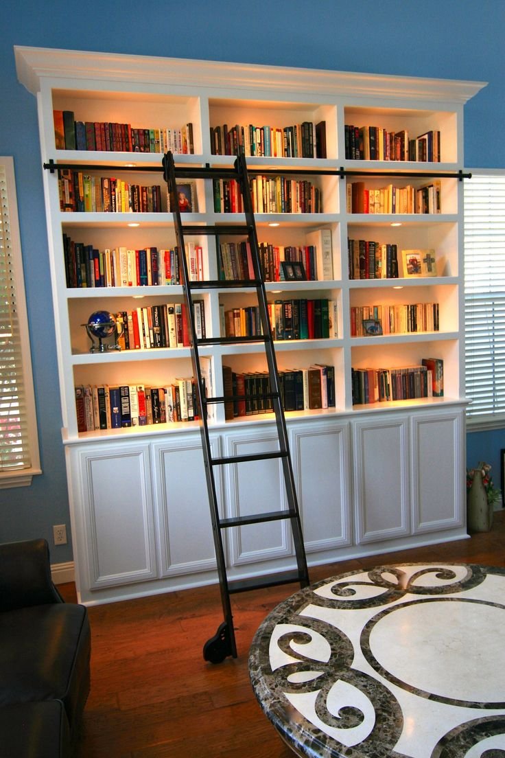 Книжный шкаф с лестницей