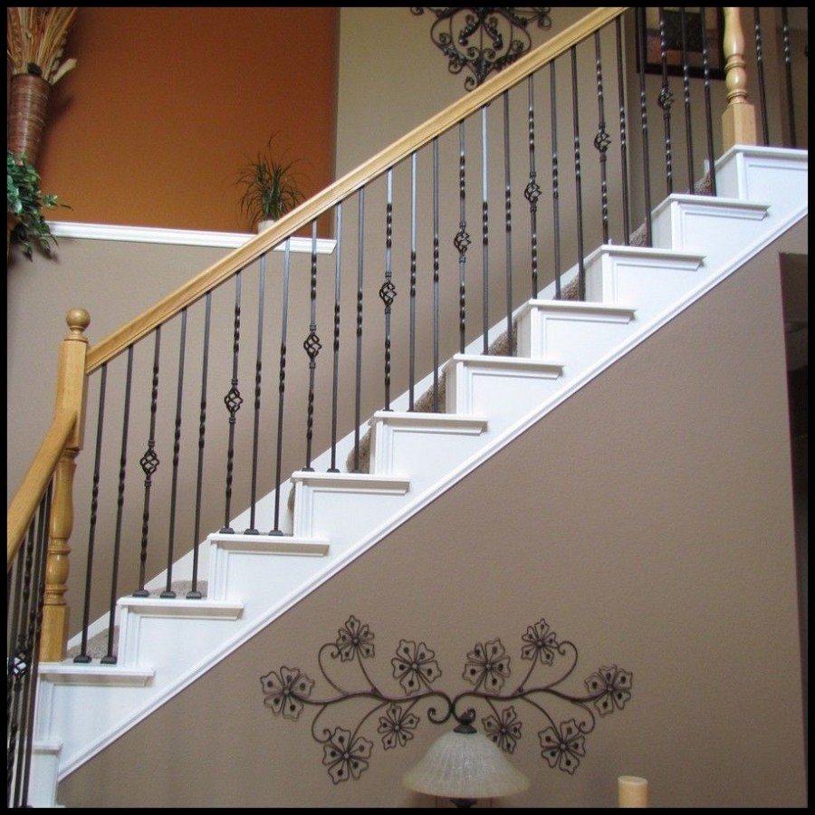 Белая лестница с металлическими балясинами