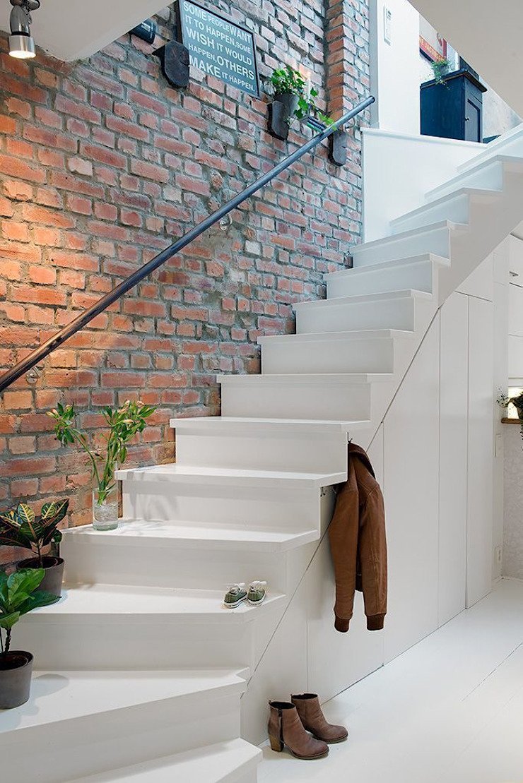 Белая лестница в доме