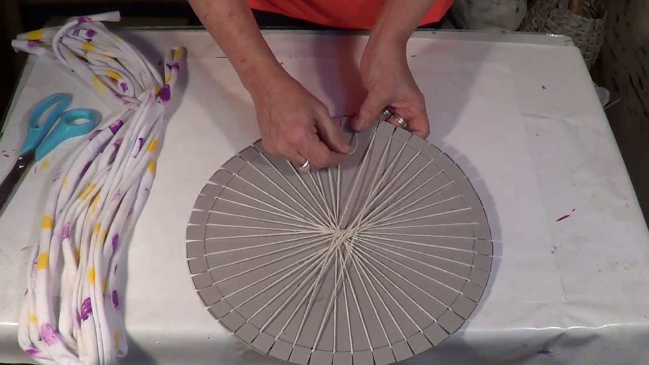 Плетение круглого коврика на картоне