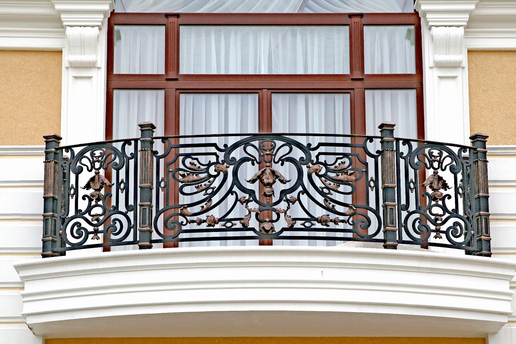 Ограждения на балкон в классическом стиле