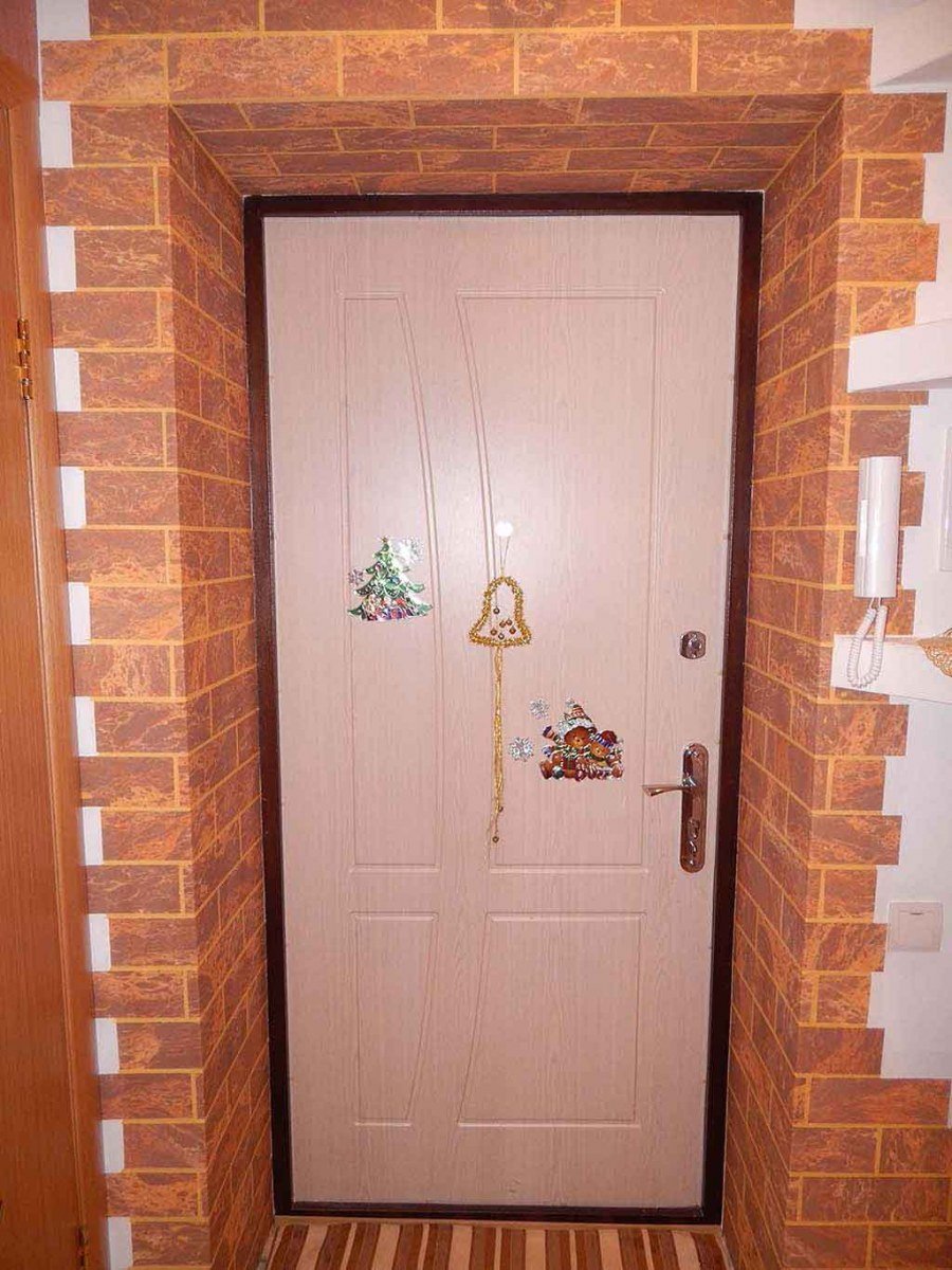 Отделка дверных откосов доборами