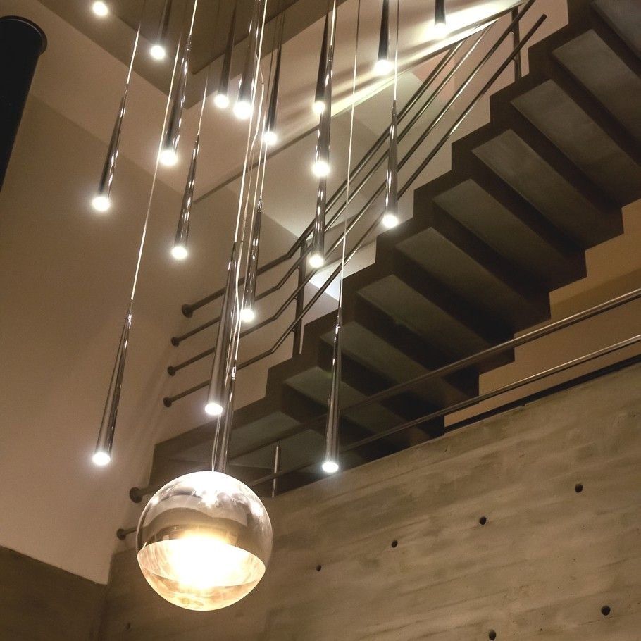 Потолочные светильники над лестницей
