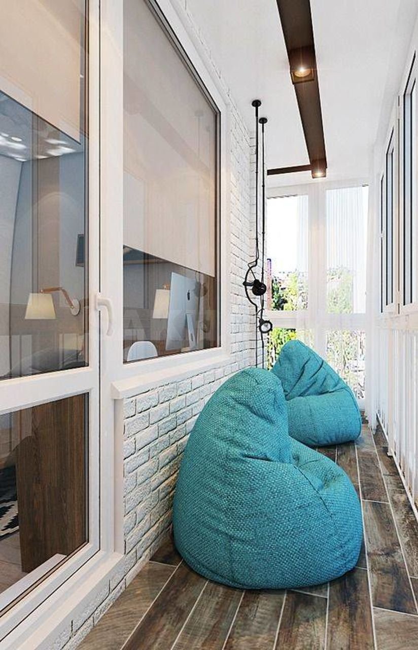 Панорамный балкон с плетеной мебелью
