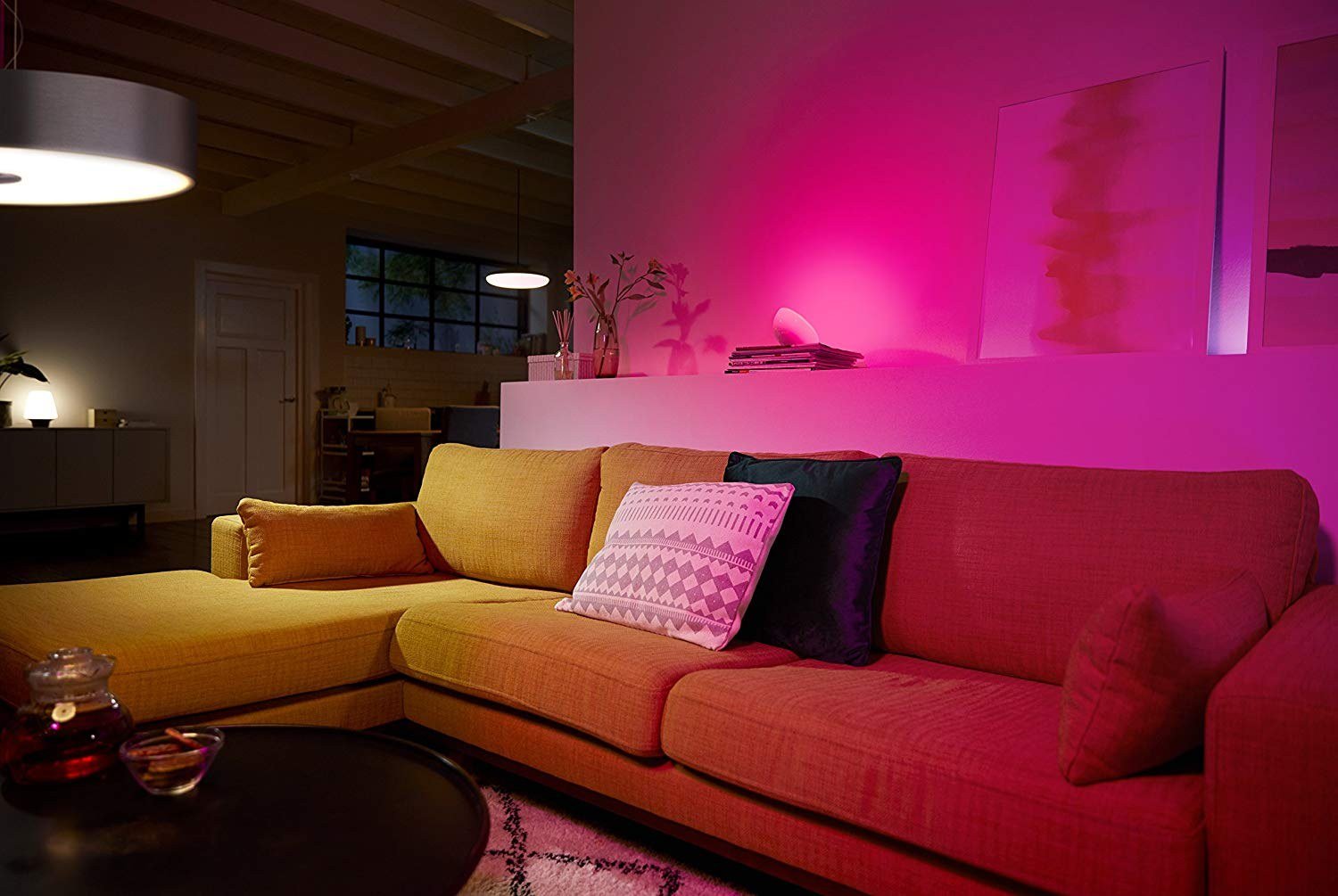 Комната была освещена ровным желтым светом. Philips Hue Room. Разноцветная подсветка. Цветное освещение в интерьере. Разноцветная подсветка для комнаты.