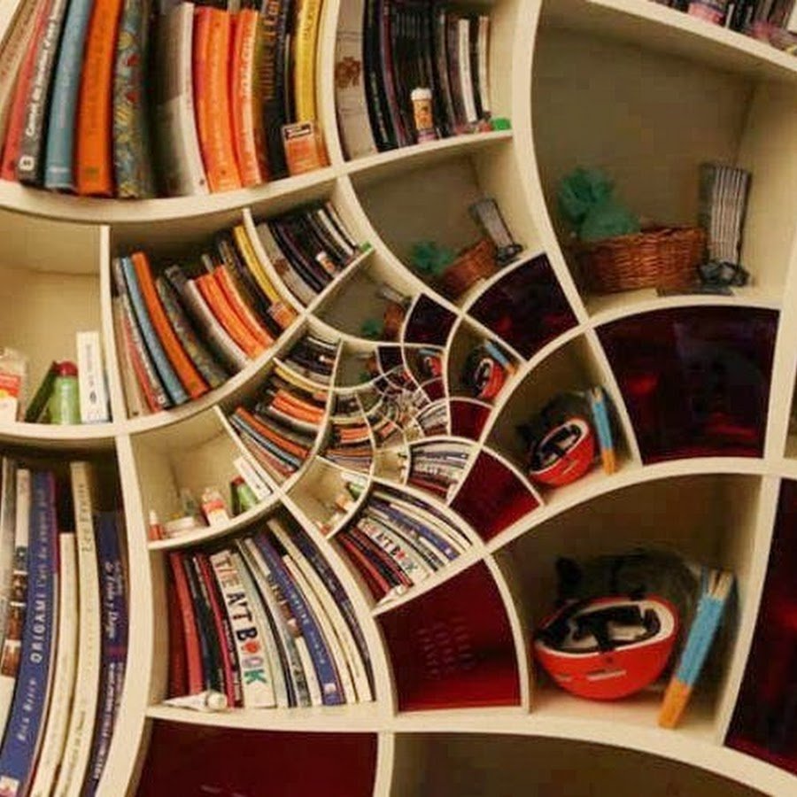 Креативные книжные полки в библиотеке