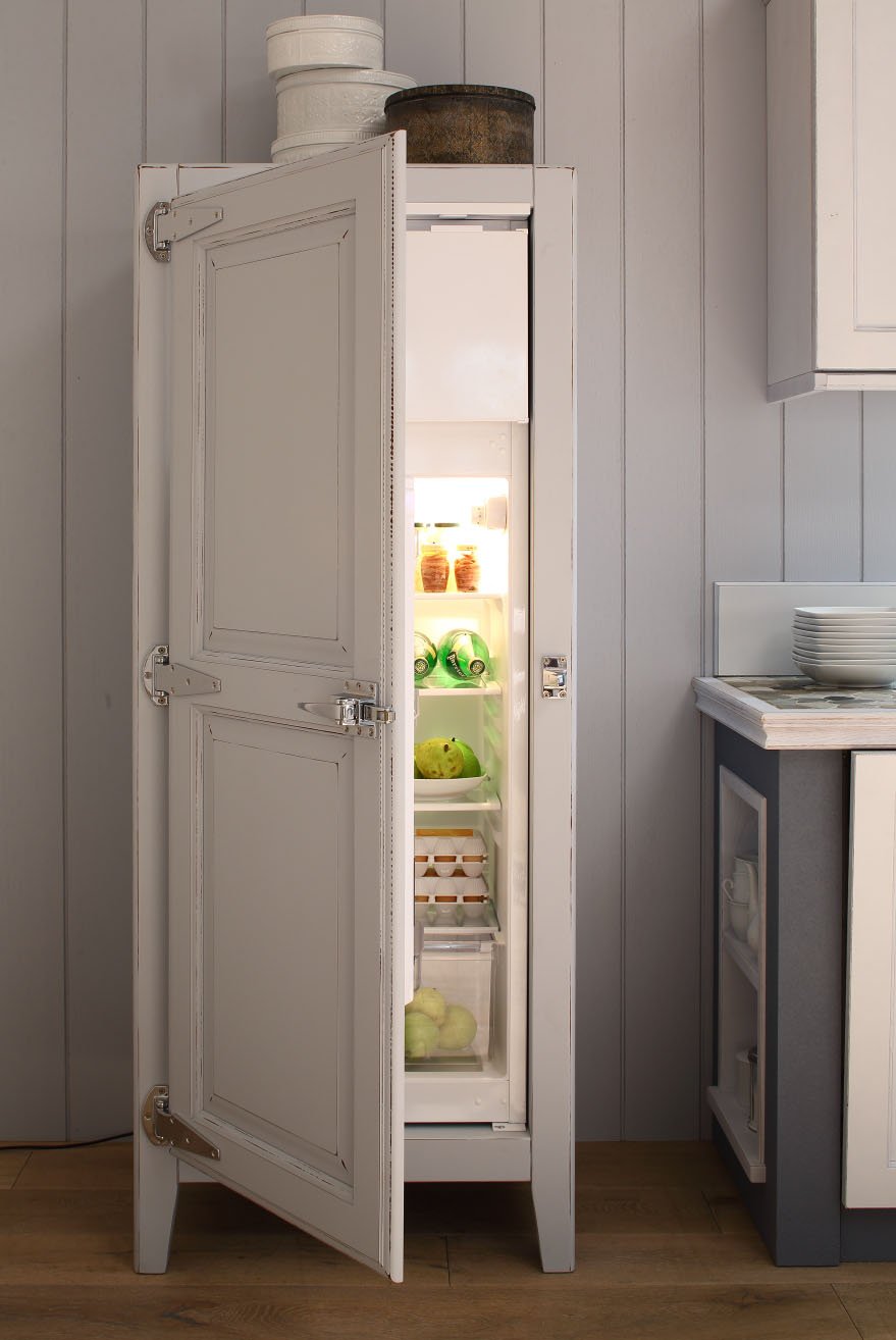 Современная кухня с холодильником