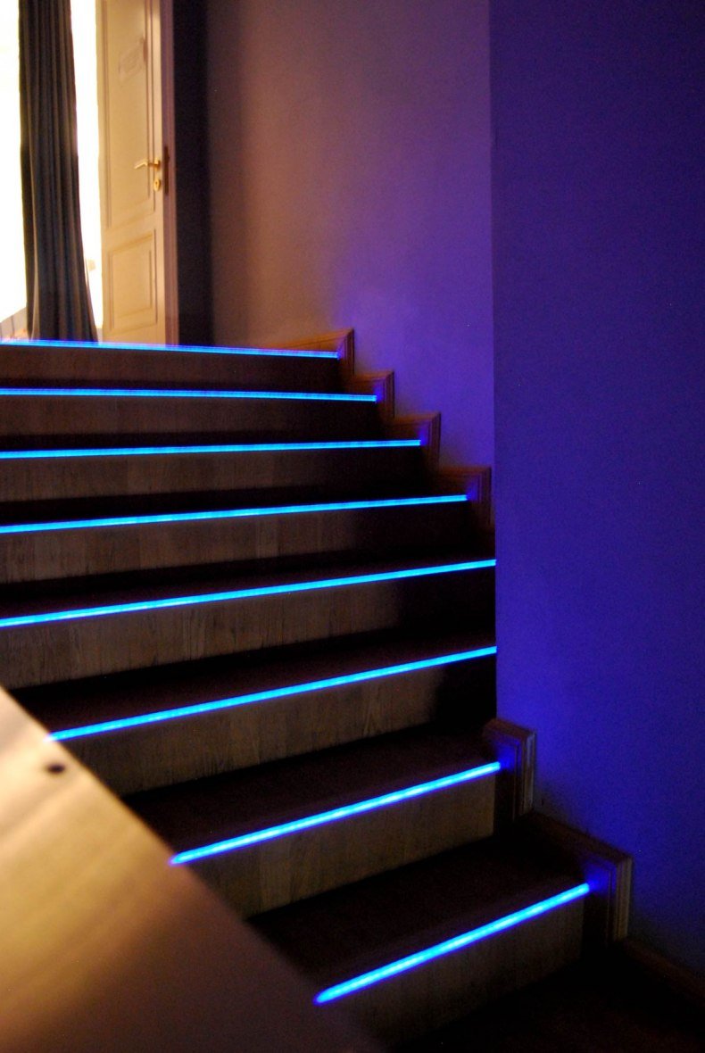 Синяя подсветка лестницы