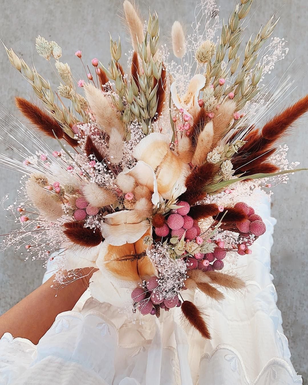 Букет невесты в стиле бохо из сухоцветов