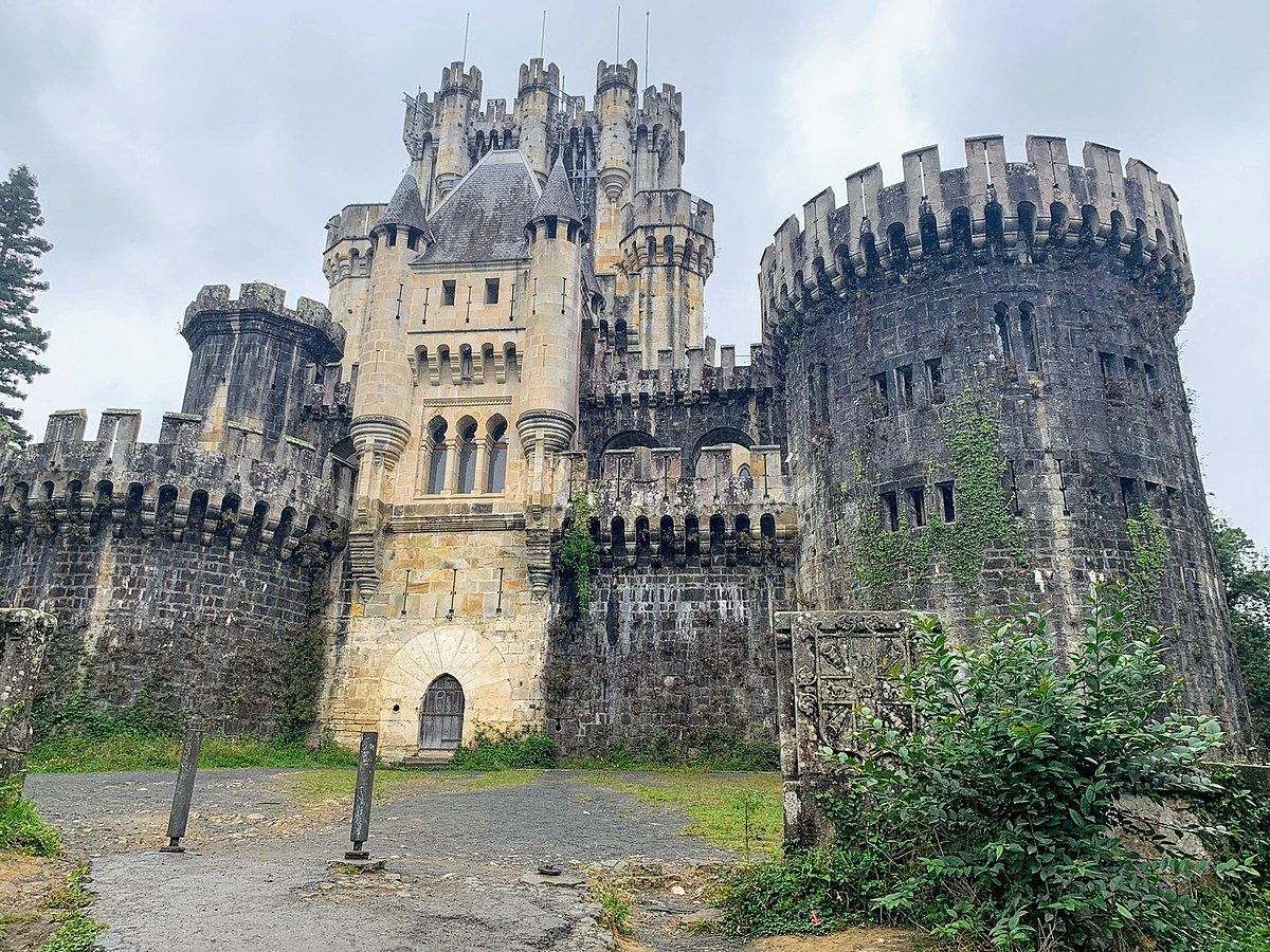 Замок Бутрон Испания вид сбоку