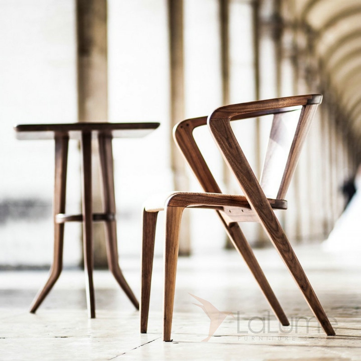 Красивые удобные стулья из массива дерева для кухни и гостиной недорого