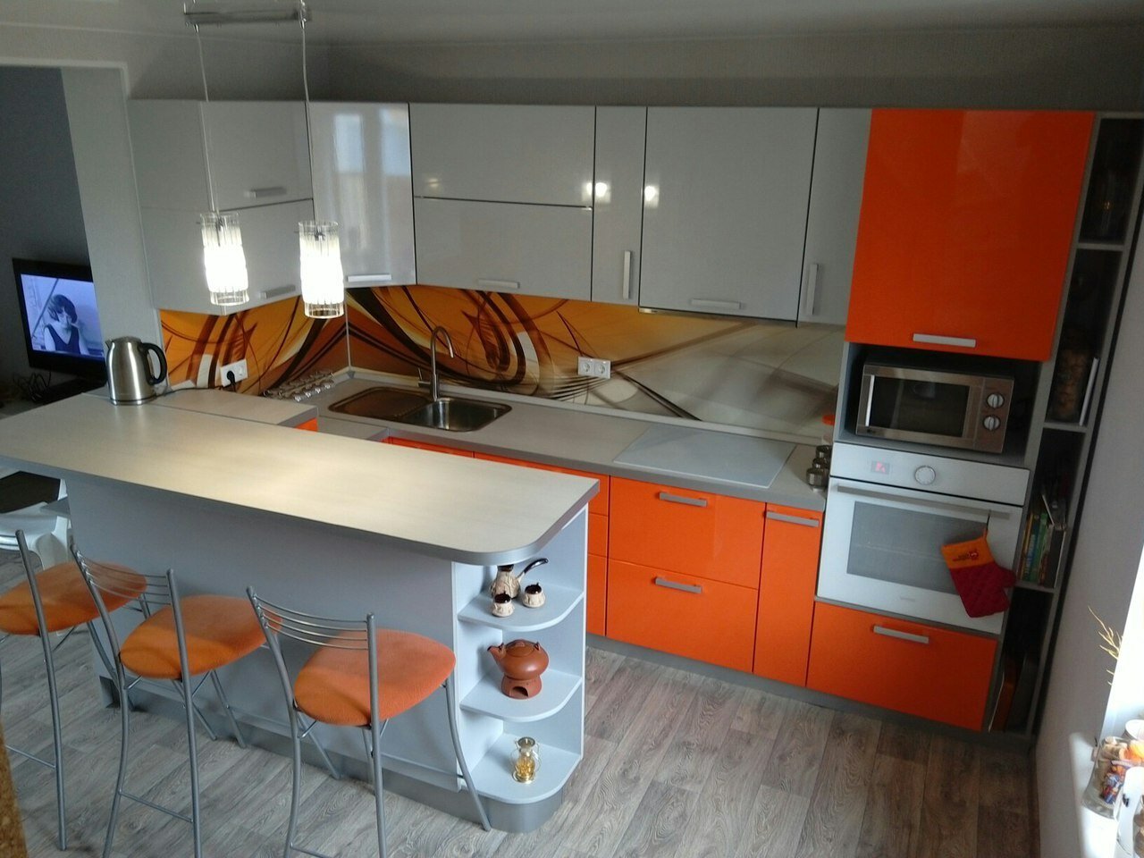 Барная стойка на оранжевой кухне