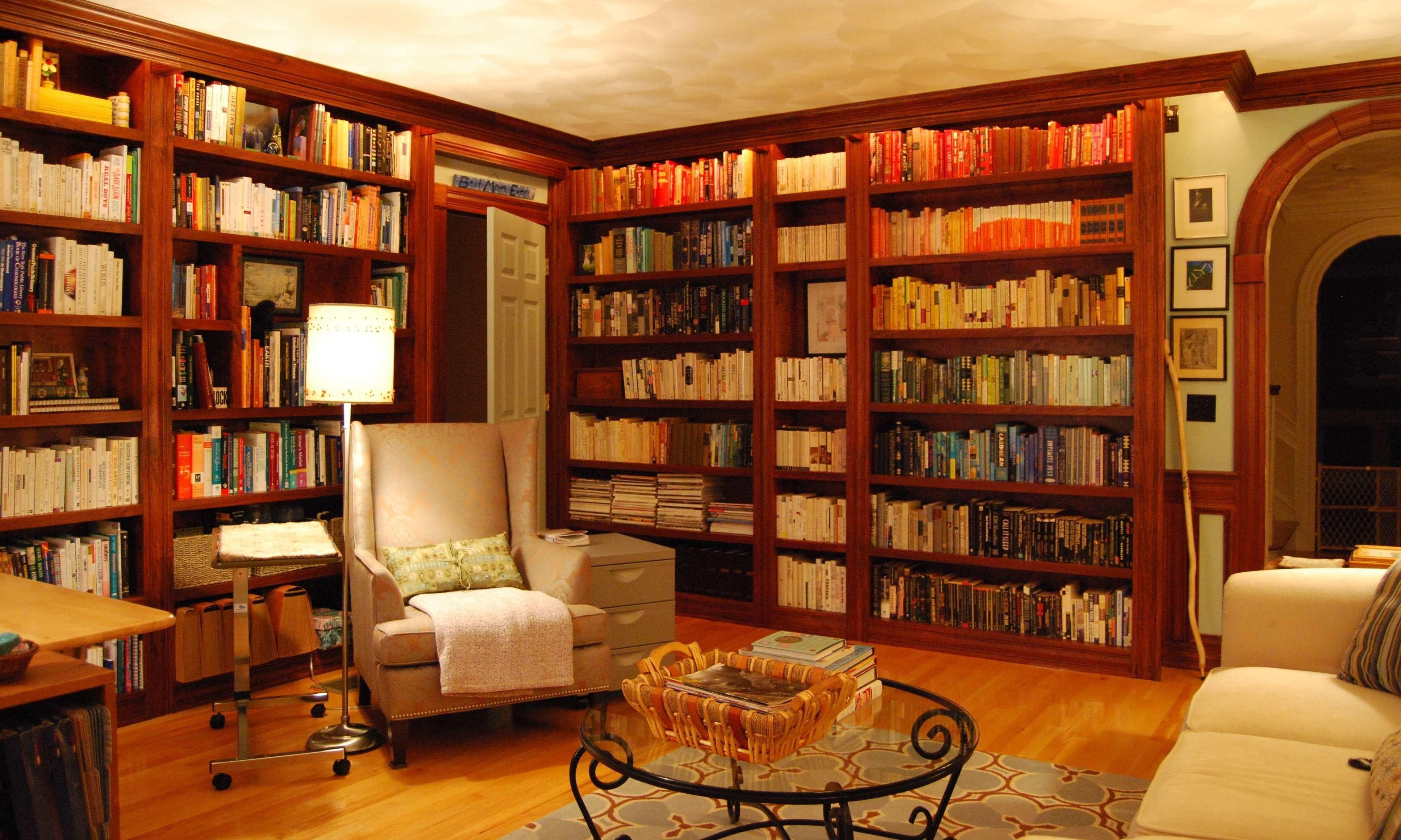 Комната с книжным шкафом
