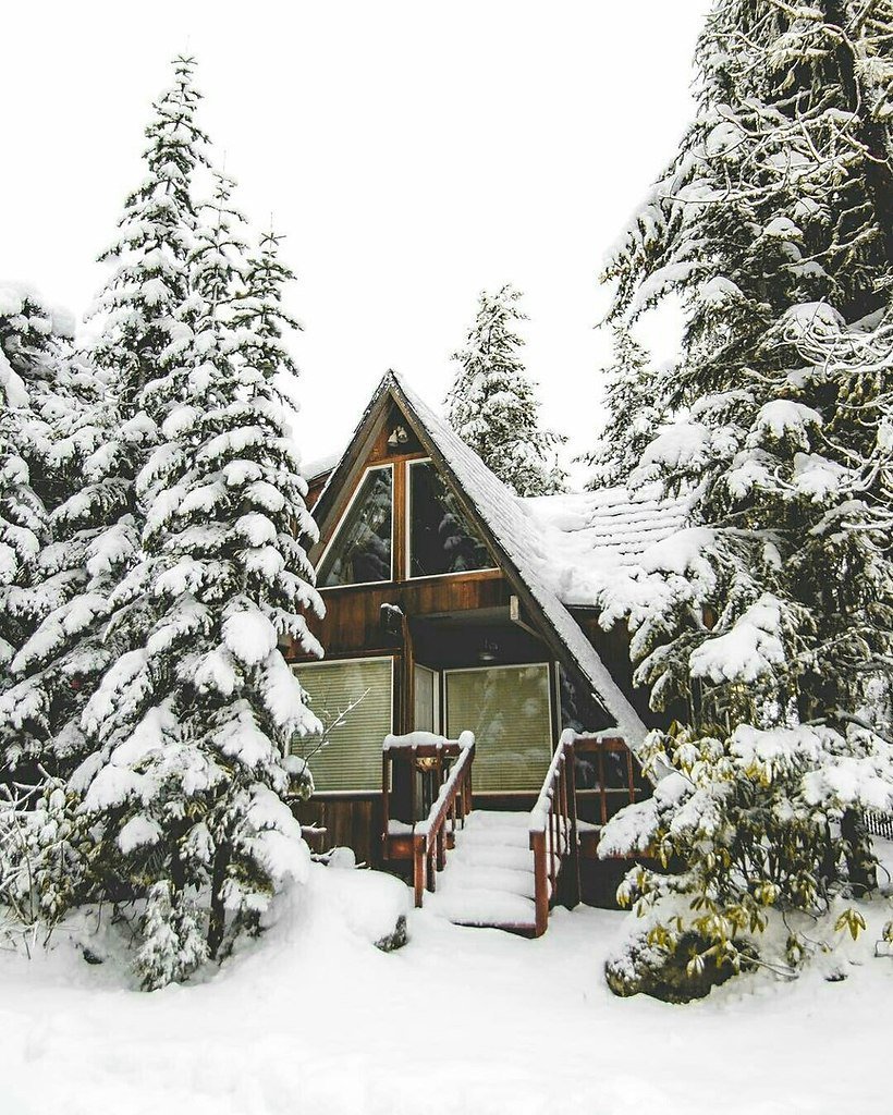 Уютный деревянный домик зимой