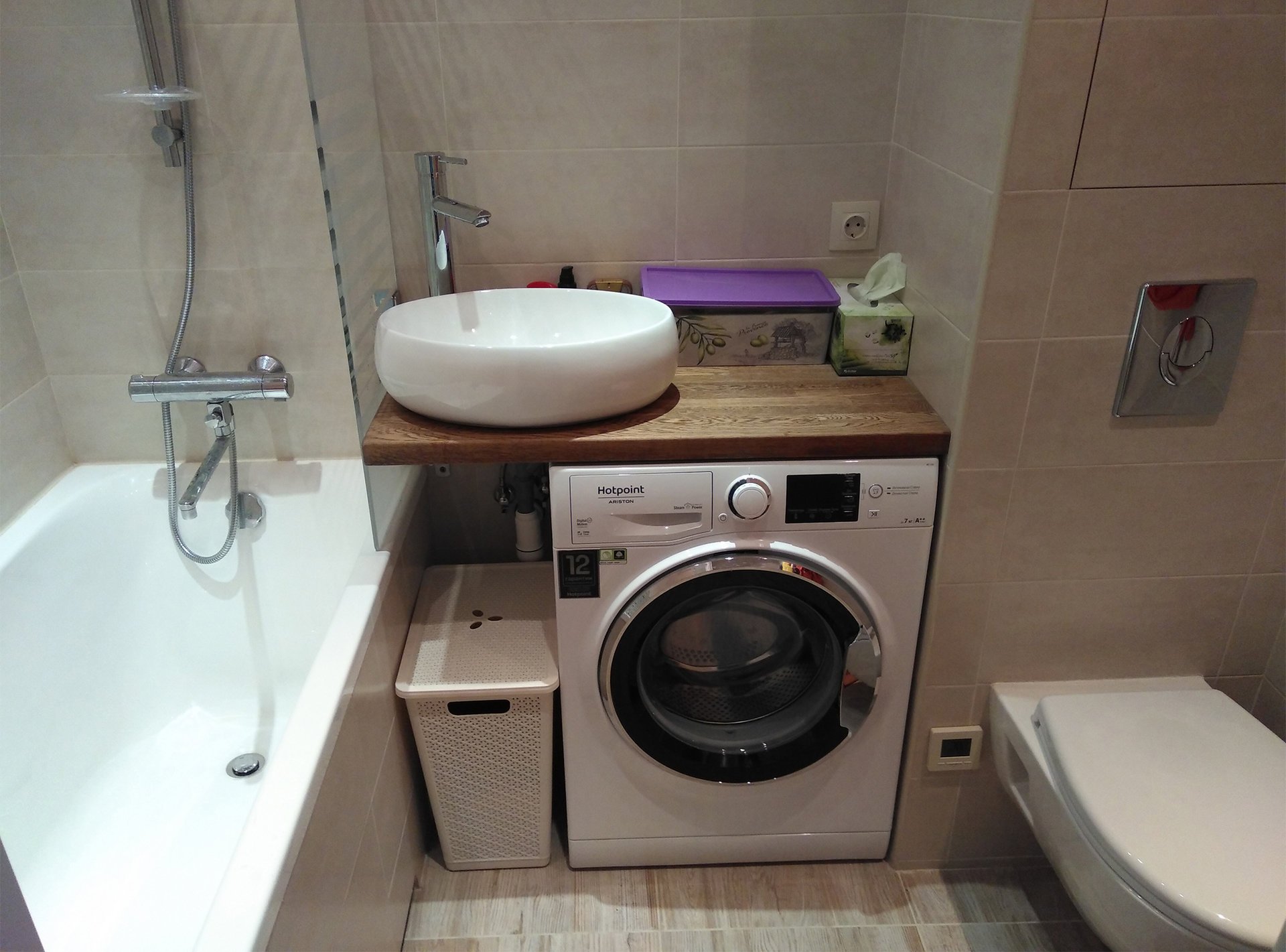 мойка и стиральная машина под одной столешницей в маленькой ванне