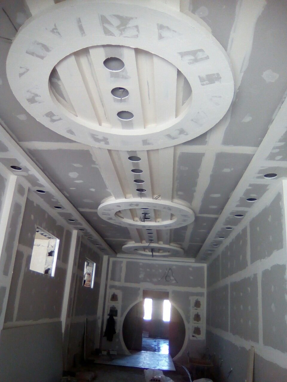 навесной потолок в коридоре фото из гипсокартона