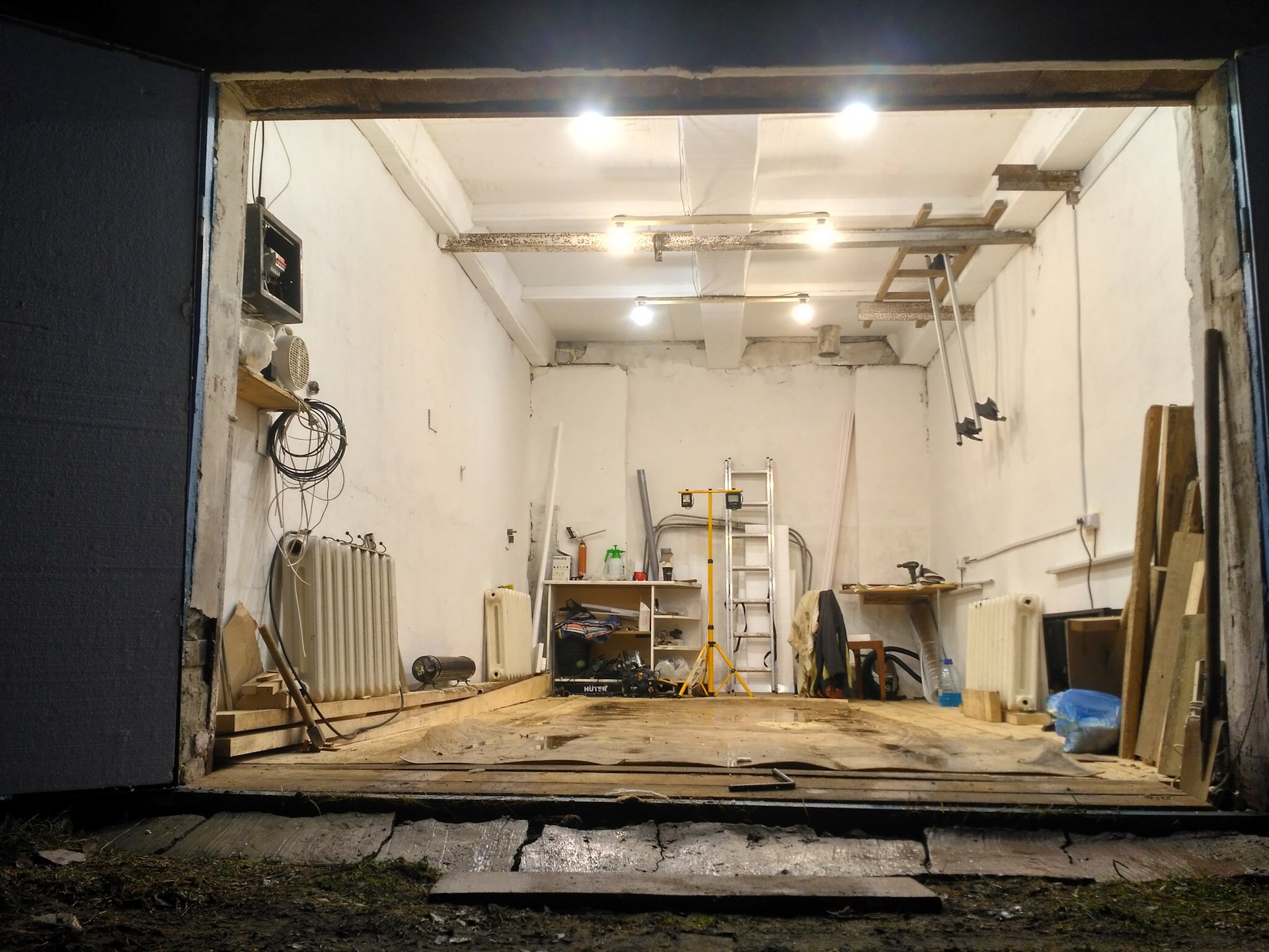 Реконструкция гаража. Евроремонт в гараже. Реконструкция гаража в кооперативе. Отремонтированный маленький гараж.