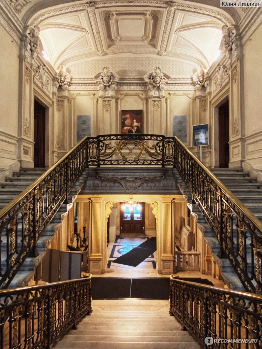 Парадная лестница музея Фаберже