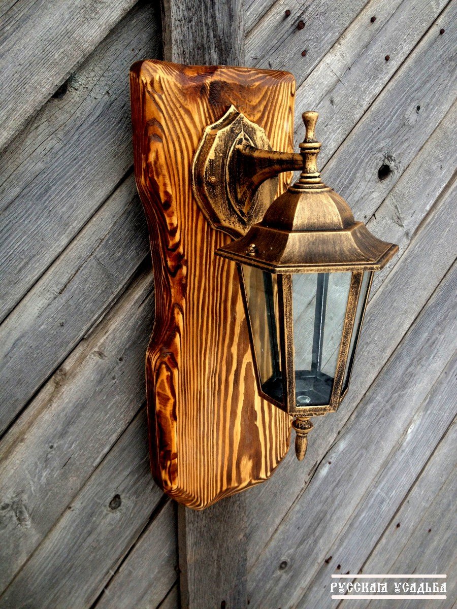 Уличный светильник из дерева