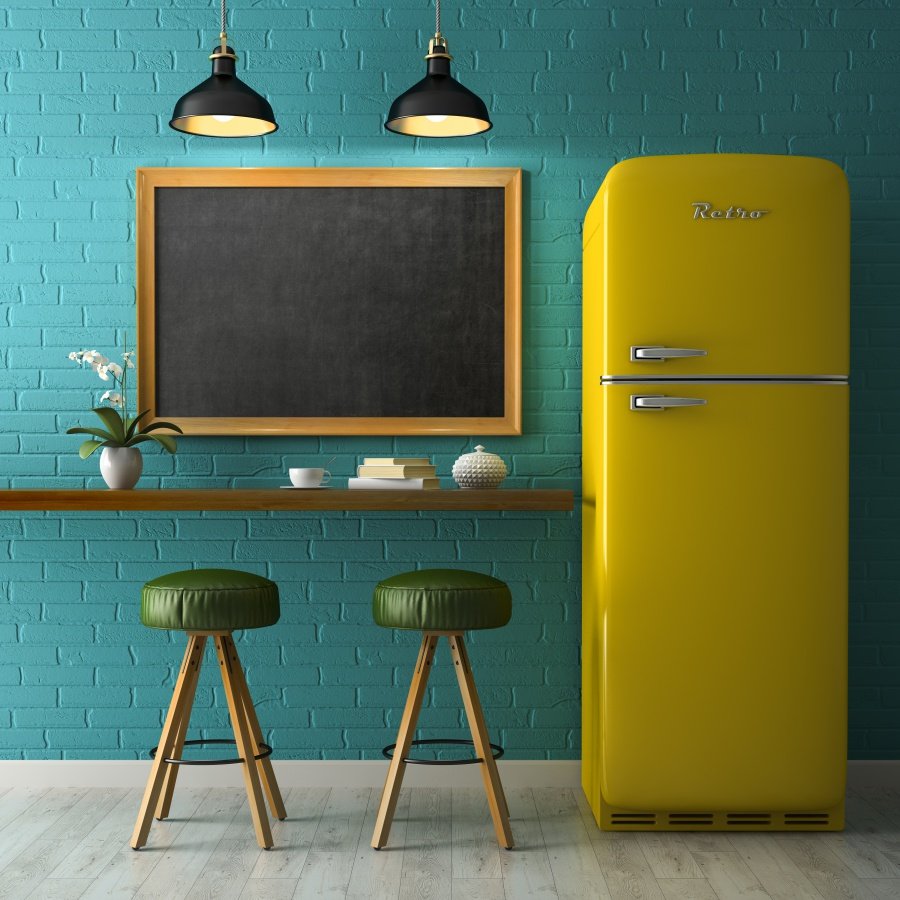 Старый желтый холодильник