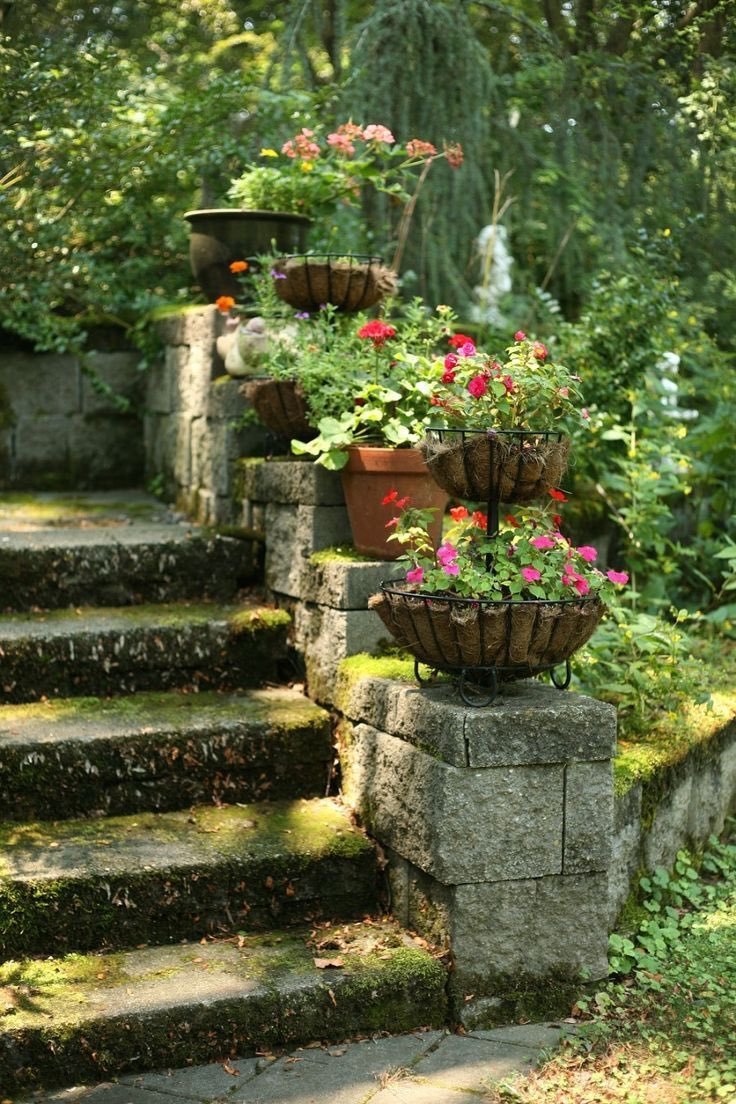 Декоративные ступеньки в саду