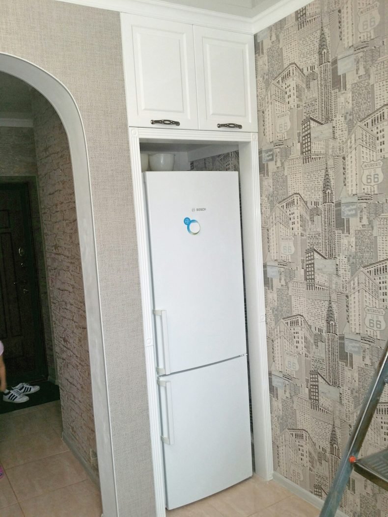 Холодильник встроенный в пенал на кухне