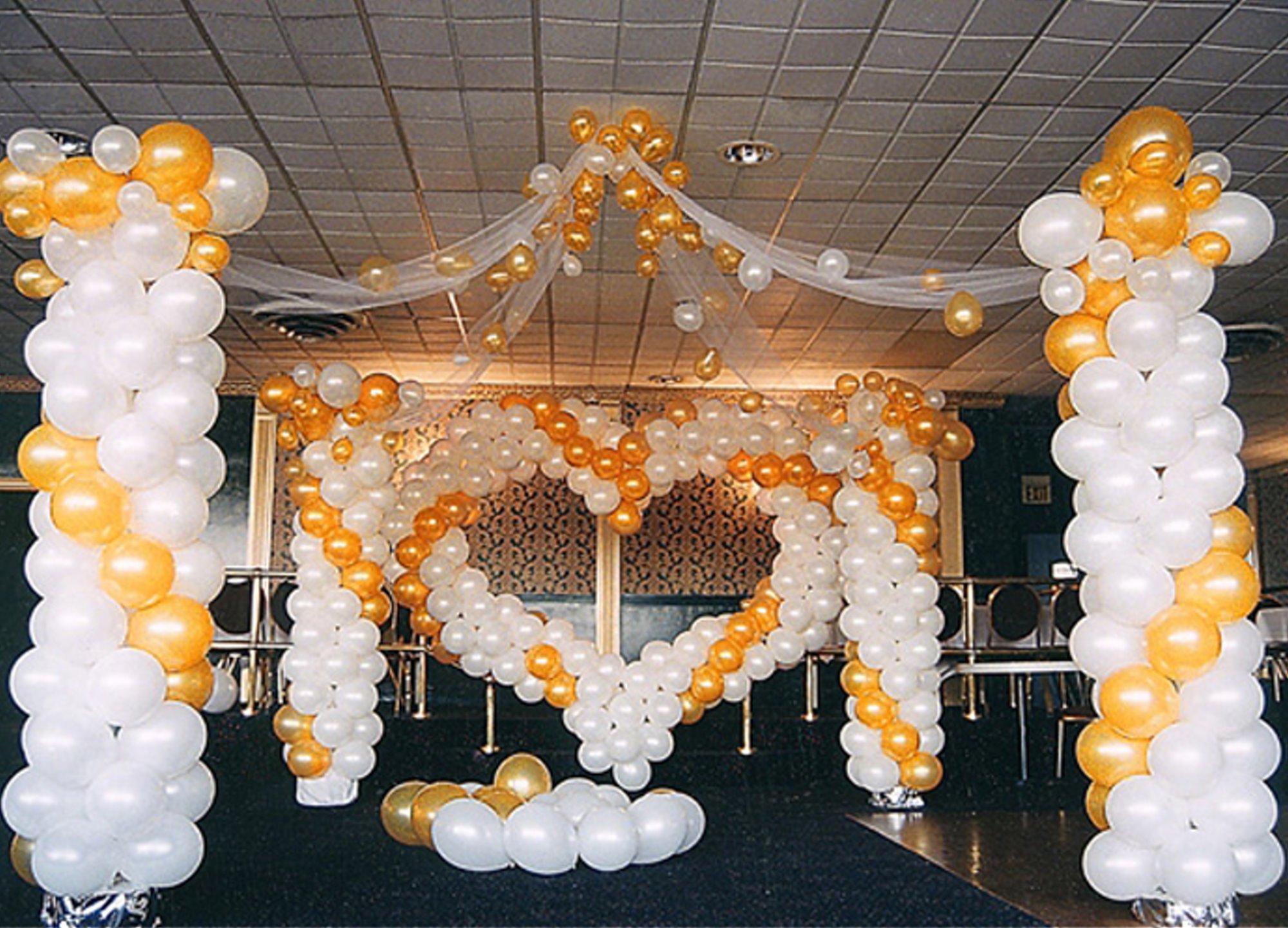 Оформление зала воздушными шарами. Украшение воздушными шарами. Украшение шарами на свадьбу. Украшение свадебного зала шарами. Шары для украшения зала.