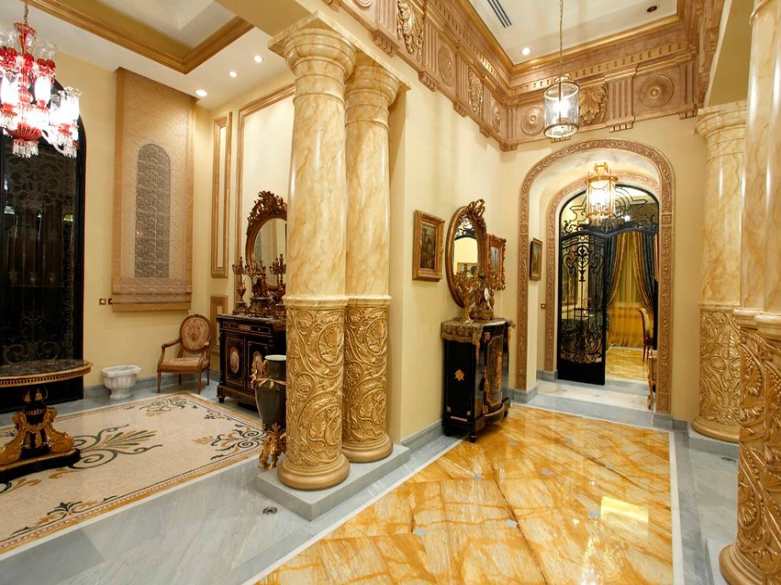 Дом золотого цвета. Венецианская штукатурка Барокко. Гостиная Версаче Барокко. Коридор в стиле Барокко. Интерьер коридора в стиле Барокко.