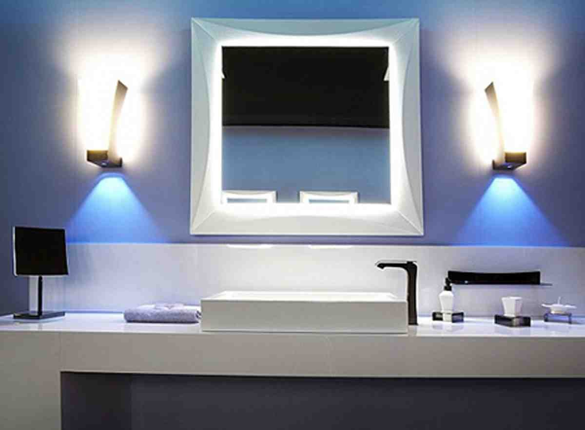 Свет у зеркала в ванной