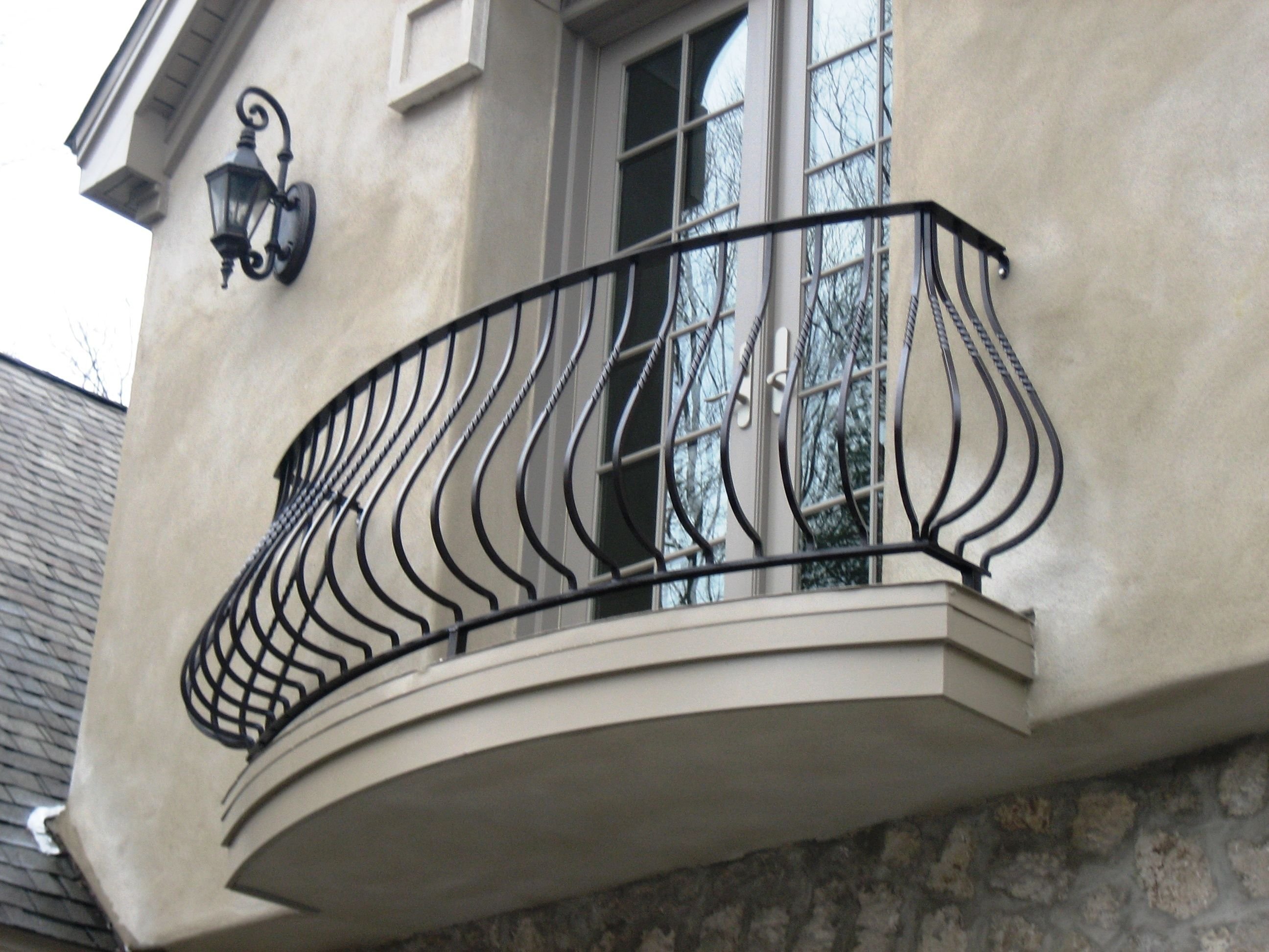 Кованые балконы в частных домах фото