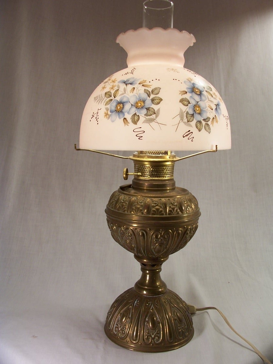 Керосиновая настольная лампа с абажуром