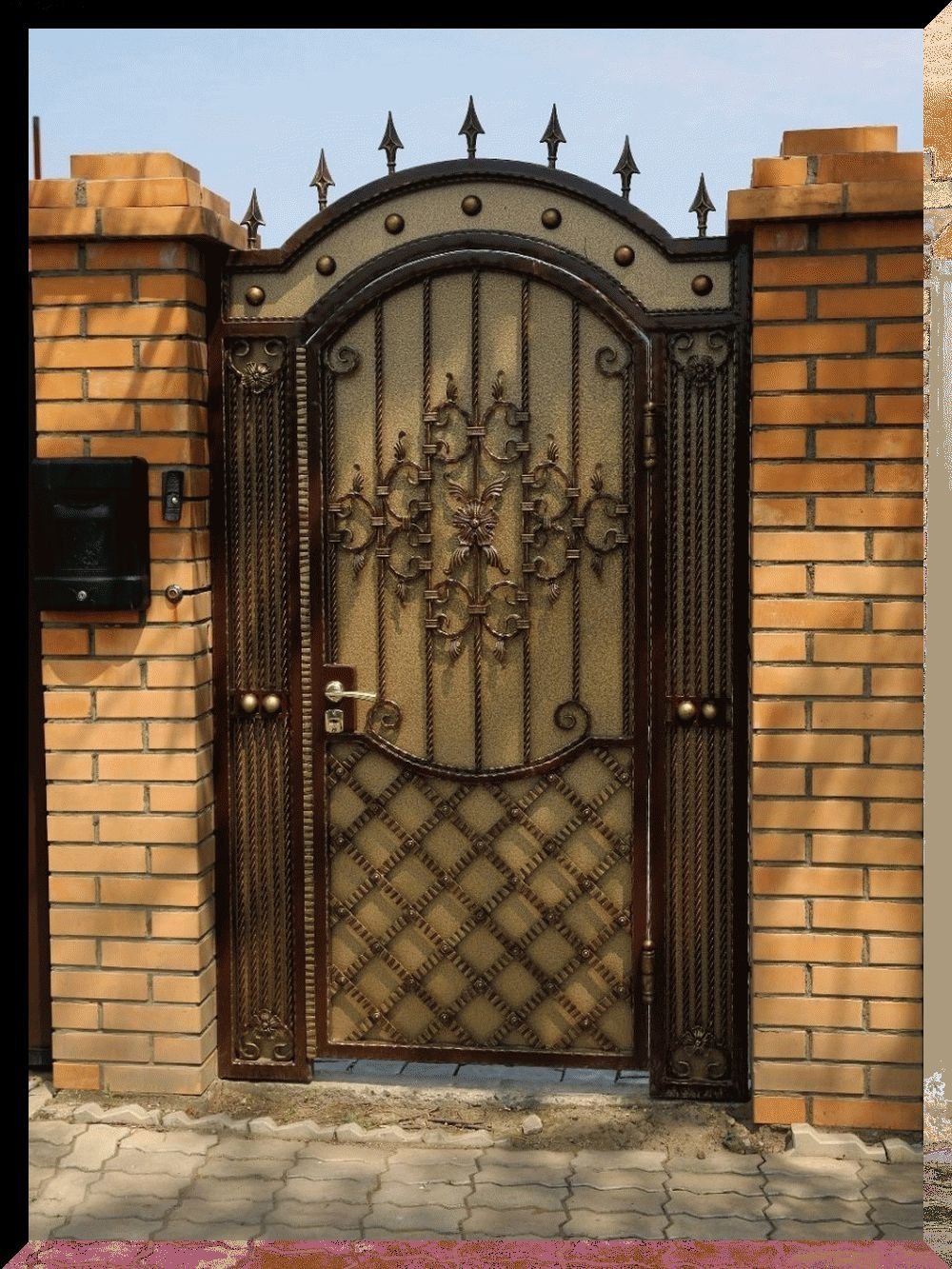 Ворота. У калитки. Калитка металлическая. Красивые ворота. Входные ворота в частном доме.