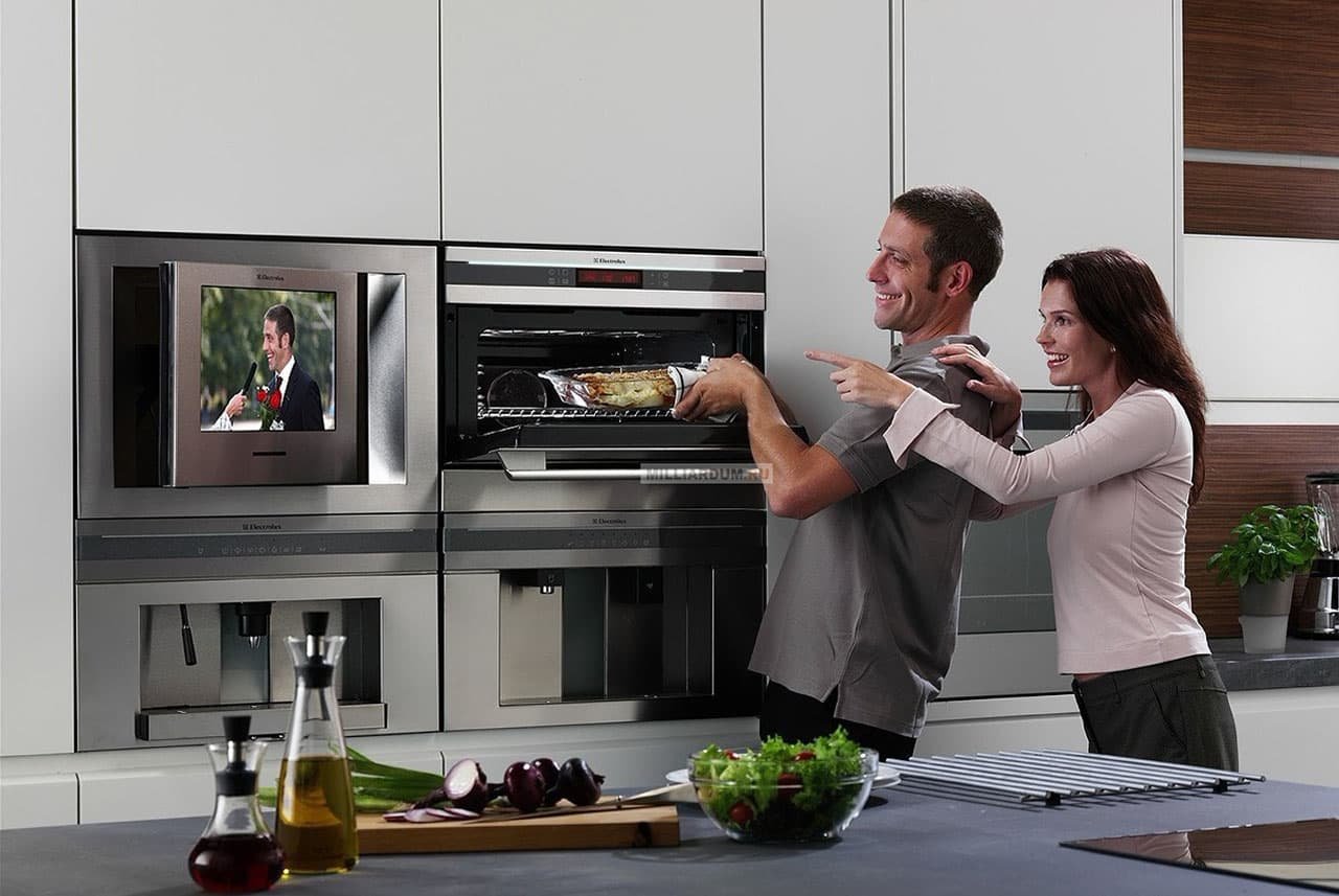 Лучшие телевизоры для кухни. Встраиваемый телевизор Electrolux etv45000x. Встраиваемая бытовая техника для кухни Электролюкс. Телевизор на кухне. Кухня с бытовой техникой.