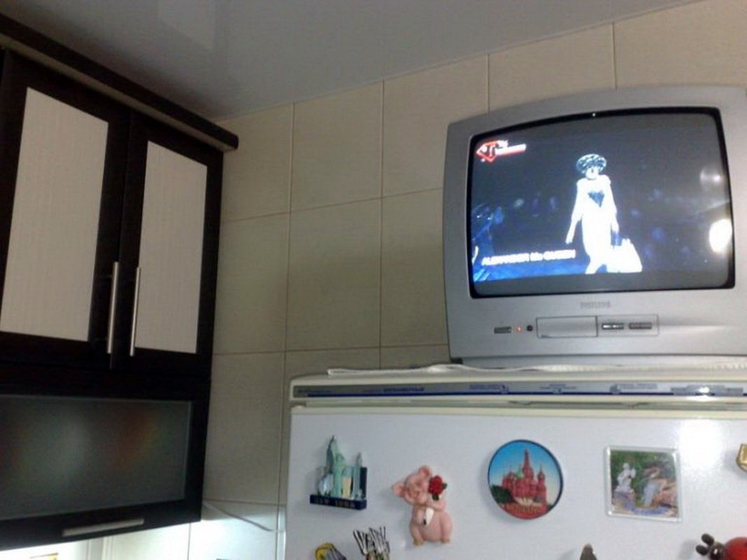 телевизор над холодильником фото