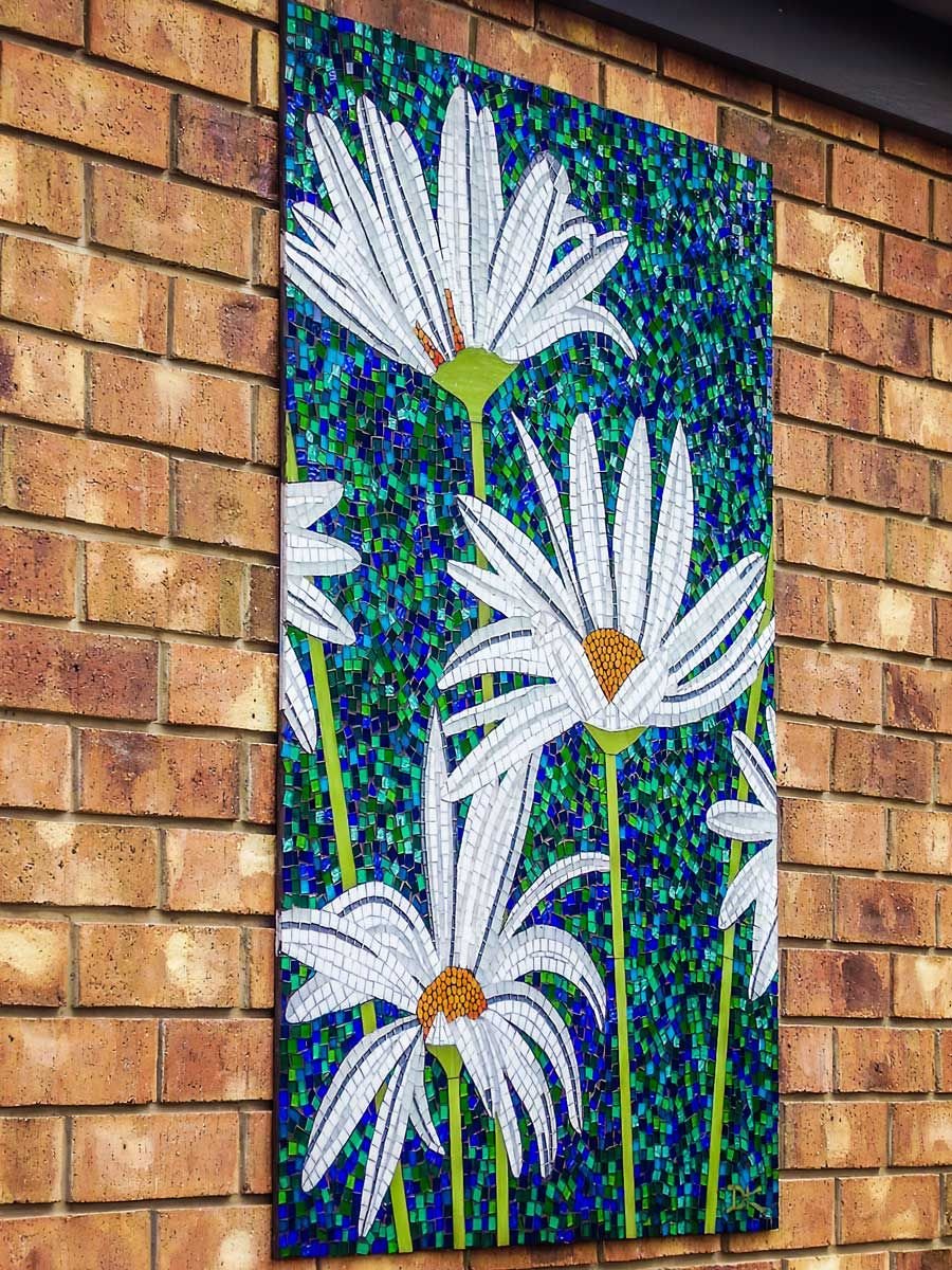 Уличный декор стен мозаикой