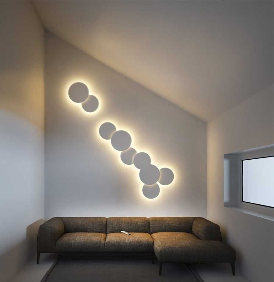 Настенные светильники над диваном