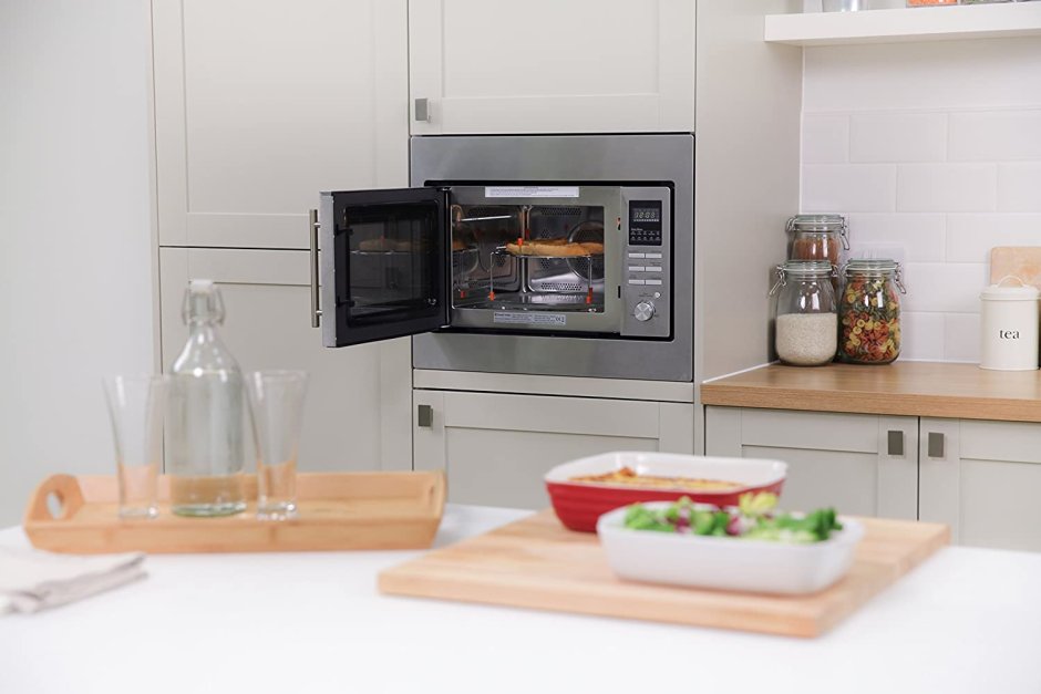 Встроенная микроволновая печь в кухне