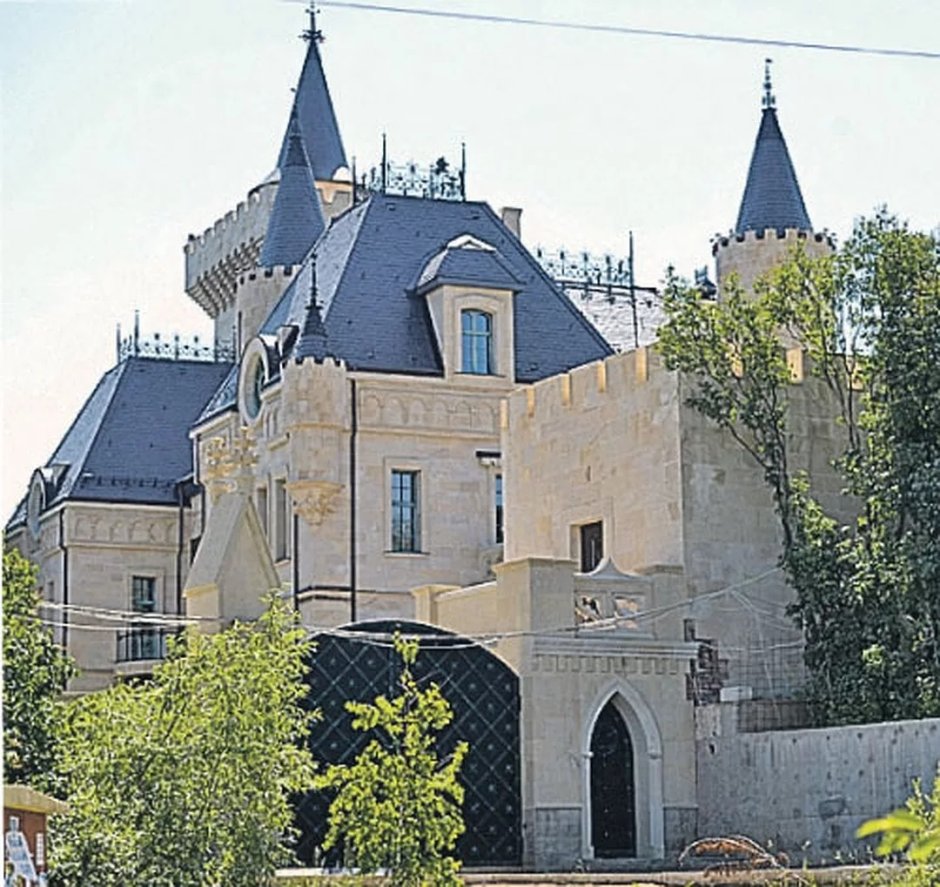 Замок в деревне грязь Максима Галкина