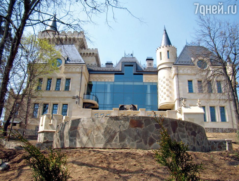 Дом Аллы Пугачевой и Максима Галкина в деревне грязь