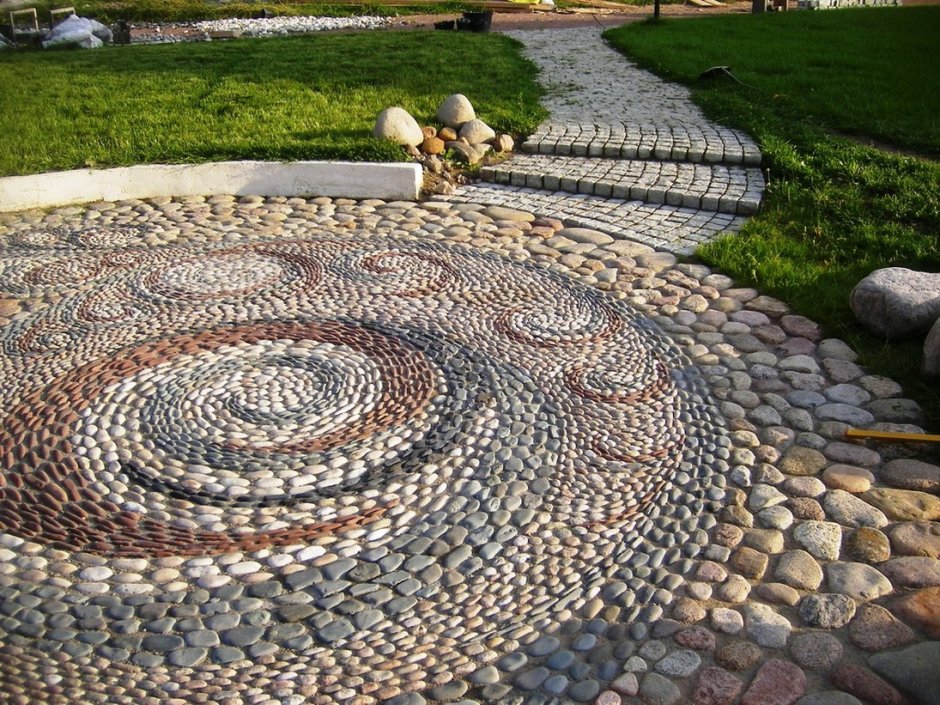 Мозаичное мощение в саду