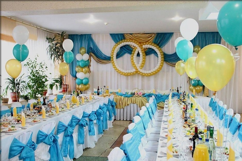 Красивое украшение свадебного зала шарами