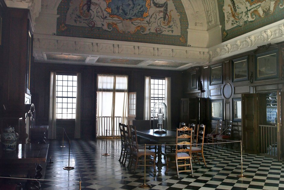 Ассамблейный зал дворца Монплезир
