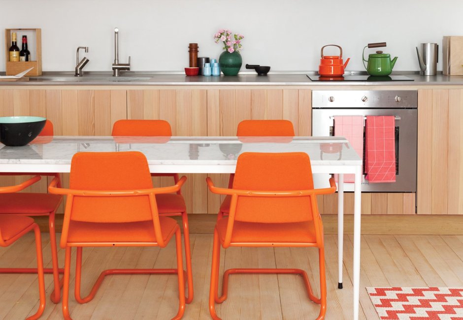Оранжевый и голубой в интерьере кухни