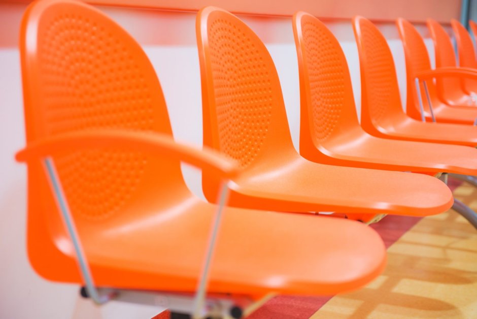 Оранжевые стулья для библиотек