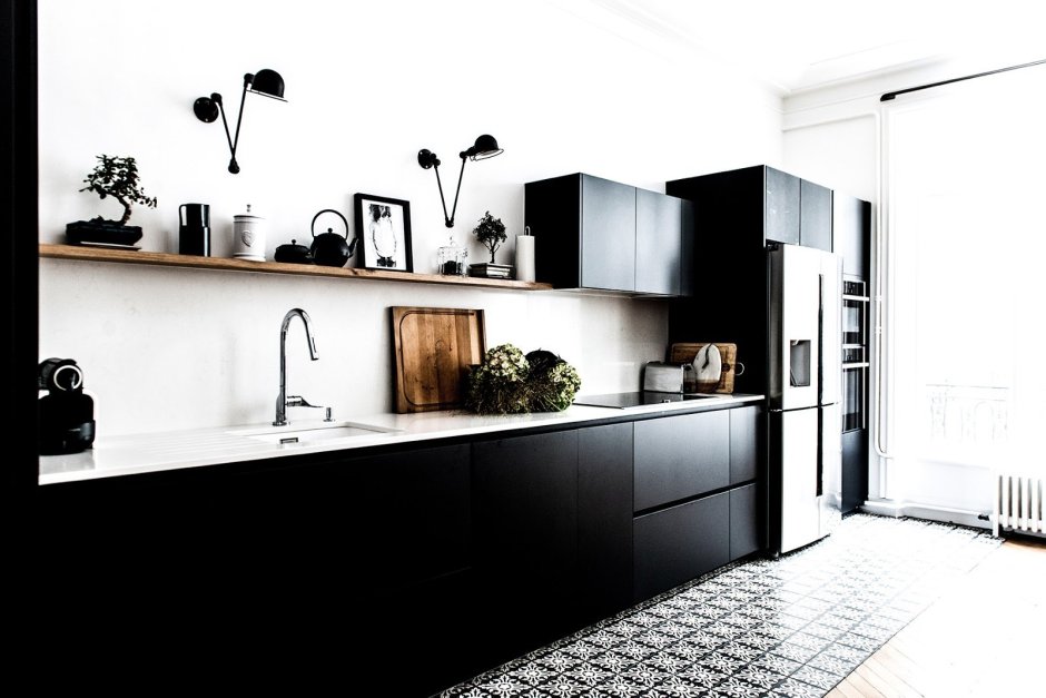 Холодильник в интерьере черно-белой кухни