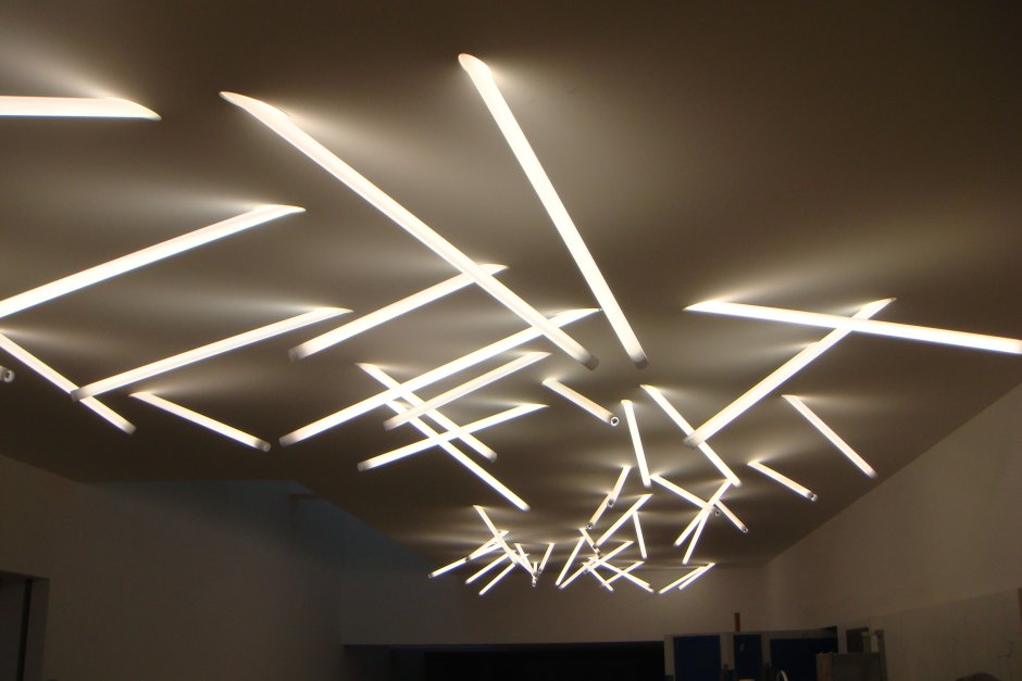 Люминесцентные лампы на потолке
