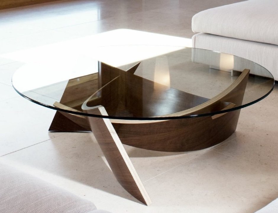 Кофейный столик из дерева и коричневого стекла