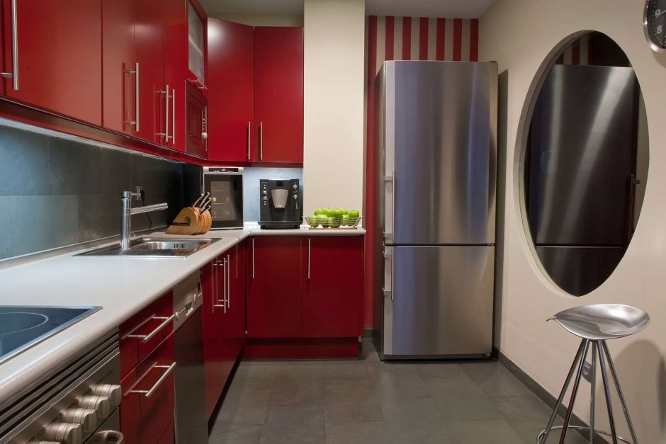 Красный холодильник Смег в интерьере