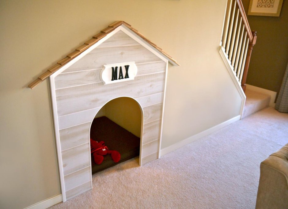 Конура для собаки под лестницей